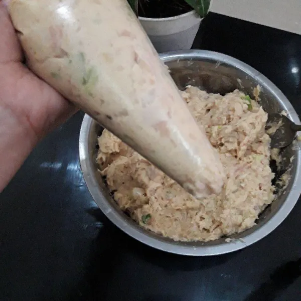 Masukkan adonan sempol kedalam plastik segitiga. Gunting ujung plastiknya.