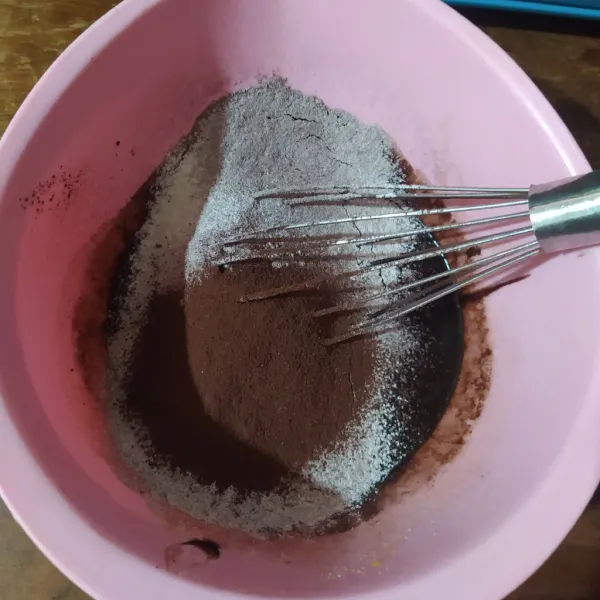 Masukkan terigu, cokelat bubuk dan garam, aduk rata.