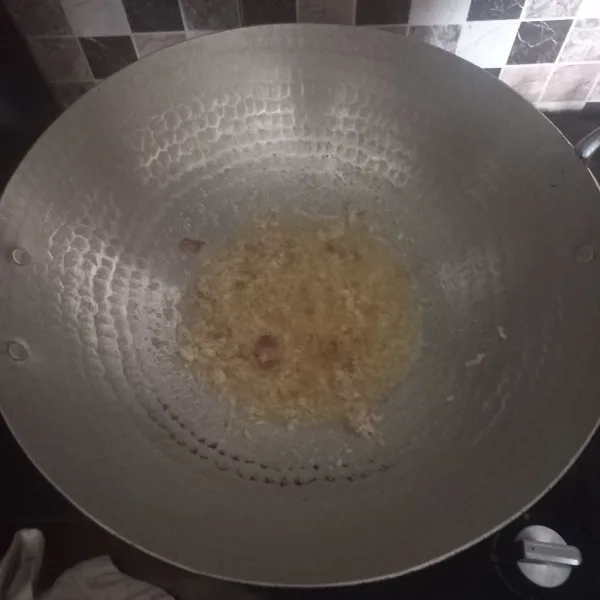 Tumis bumbu halus hingga harum.