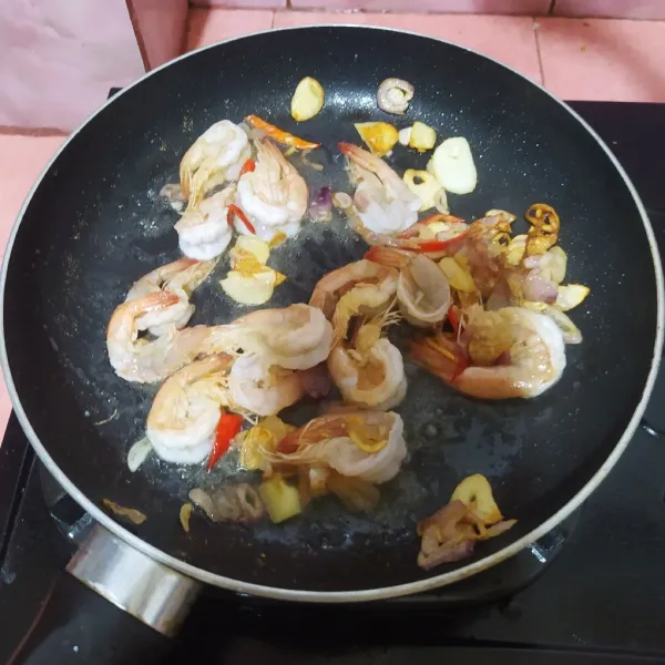 Masukkan udang, tumis sampai udang berubah warna.