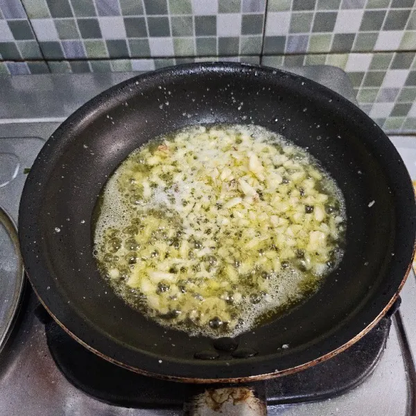 Tumis bawang putih dengan butter hingga harum.
