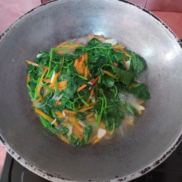 Masukkan bayam, beri seasoning. Koreksi rasa.