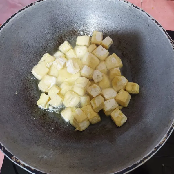 Goreng tahu yang sudah dipotong dadu.