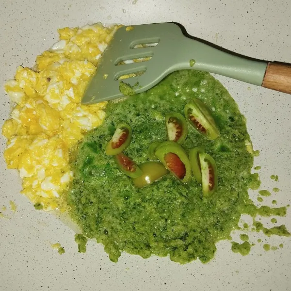 Tambahkan bumbu halus dan tomat hijau.