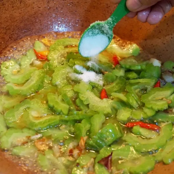 Tambahkan garam, kaldu jamur, dan gula.