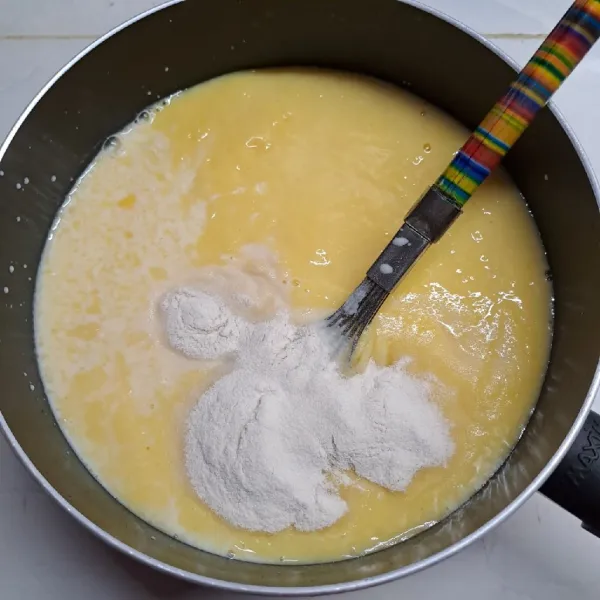 Tuang hasil blender ke dalam panci, tuang semua sisa susu. Masukkan bubuk agar-agar, gula pasir, garam dan sedikit pewarna kuning. Aduk sampai rata dan larut.