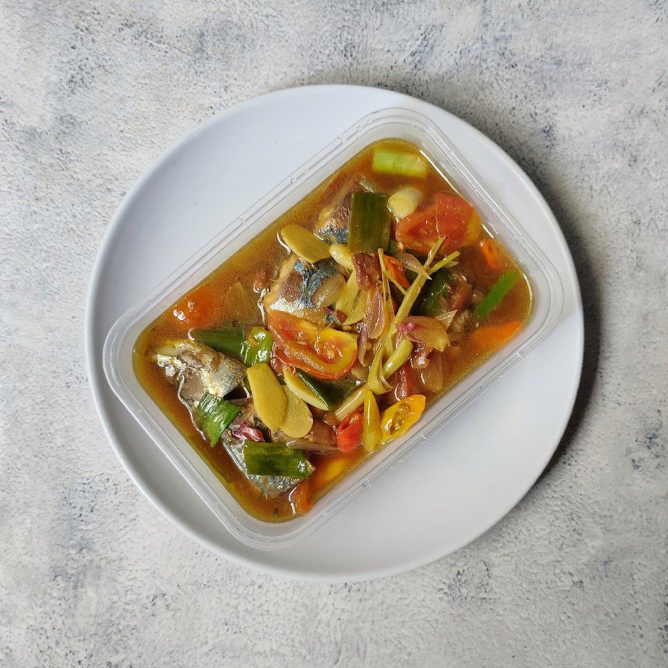 Ikan Kembung Me Nyat-Nyat dalam piring saji