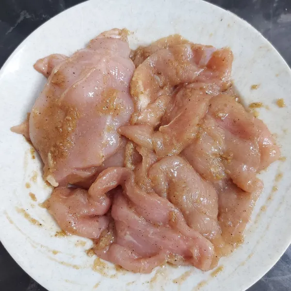 Balurkan bumbu secara merata ke daging ayam. Marinasi selama 5 menit.