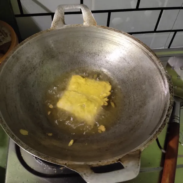 Kemudian goreng tempe jangan terlalu garing.