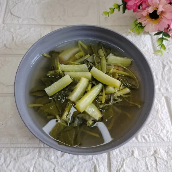 Tuang sayur asem ke dalam mangkuk dan siap di sajikan.
