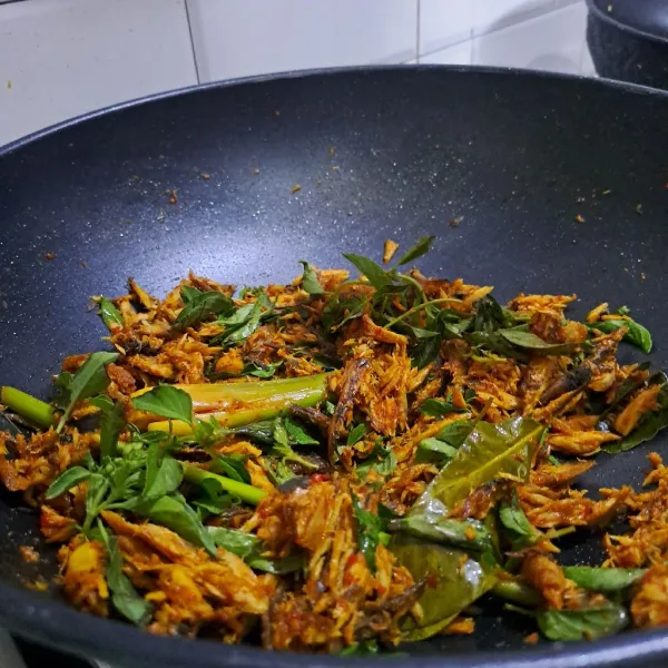 Masukan tongkol dan bumbu-bumbu  masak sampai bumbu meresap koreksi rasa masukan kemangi aduk rata lalu sajikan.