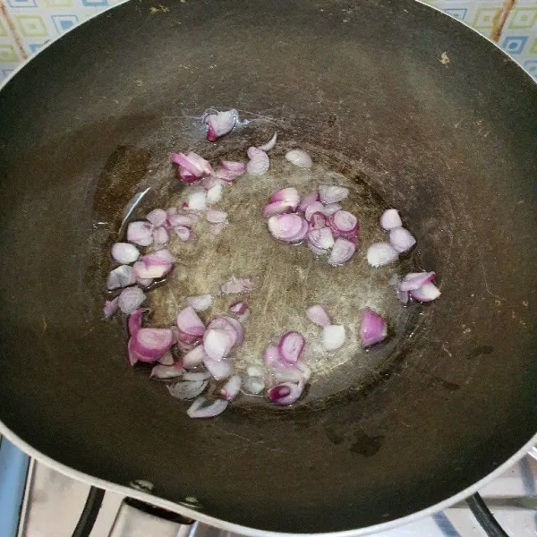 Tumis bawang merah, sampai harum.