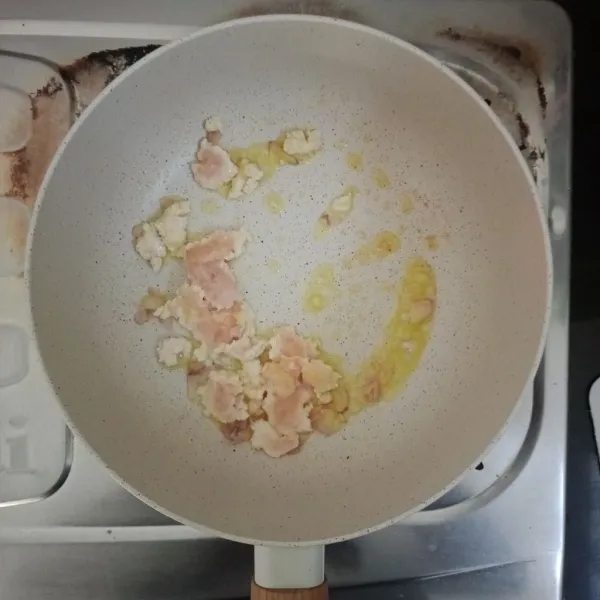 Masukan butter ke dalam panci. Tumis bawang merah, masukkan daging ayam cincang lalu aduk.