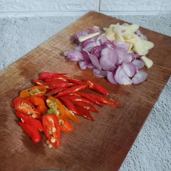 Iris cabai, bawang merah, dan bawang putih.