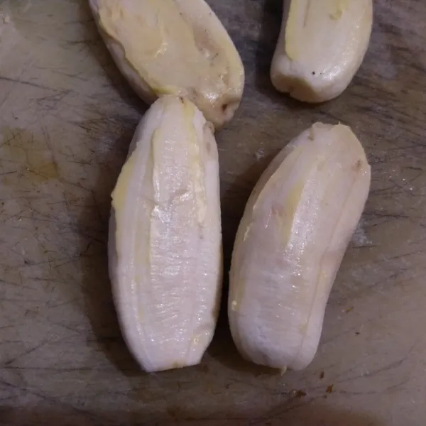 Olesi pisang dengan margarin di kedua sisi.