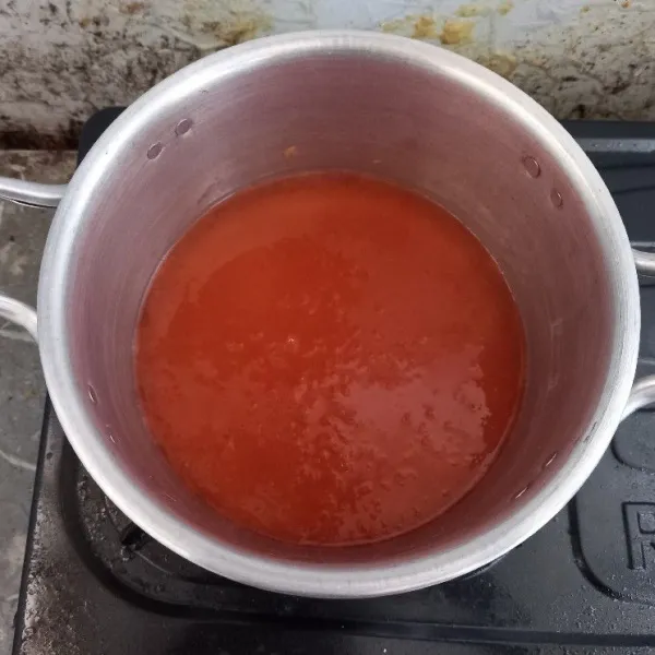 Siapkan panci. Masukkan air, gula pasir dan bubuk jelly rasa mangga. Aduk hingga tercampur secara merata.