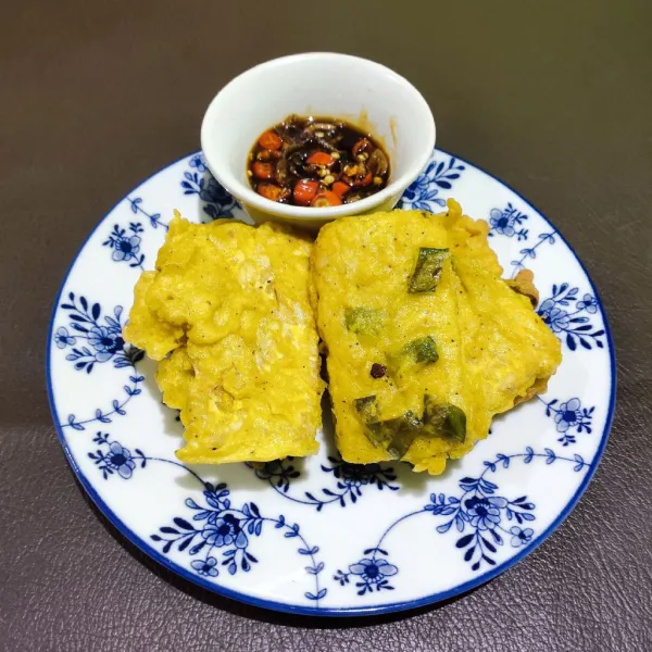 Siapkan cabai iris, bawang goreng dan kecap. Siap disajikan.