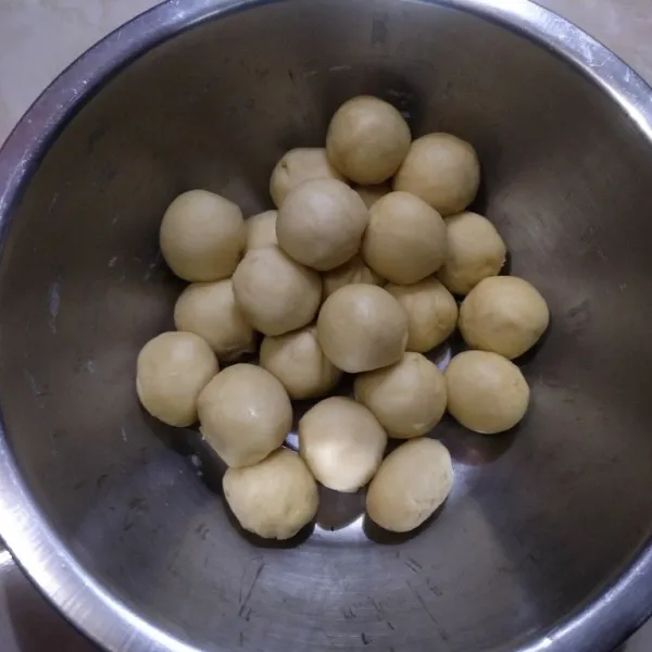 Kemudian timbang adonan perbutir dengan berat 18 gr. Jika mau lebih besar bisa up sampai 23 gr.