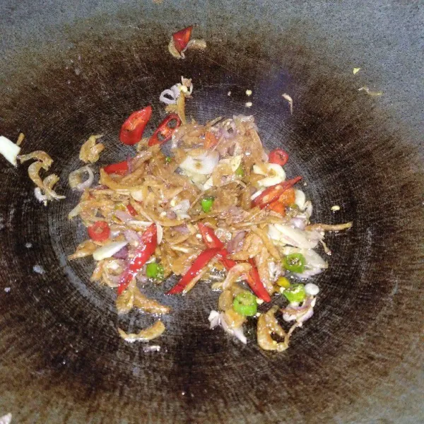 Masukkan udang rebon, aduk rata.