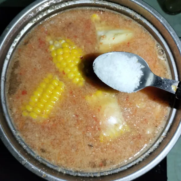 Kemudian masukkan garam, gula pasir, penyedap rasa, dan tomat, aduk sampai rata.