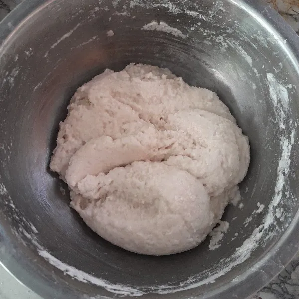 Tambahkan tepung tapioka, uleni hingga semua bahan tercampur rata.