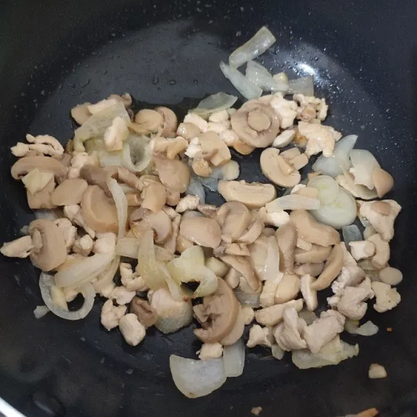 Tumis bawang bombai dan bawang putih hingga layu, masukan ayam. Tumis hingga ayam setengah mateng. Tambahkan jamur, lalu tumis kembali.