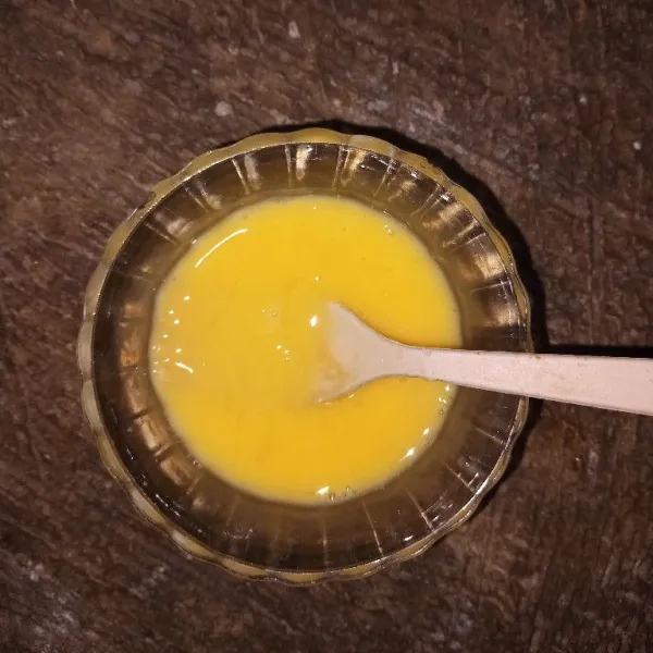 Pecahkan telur ke dalam mangkok lalu kocok lepas, sisihkan.