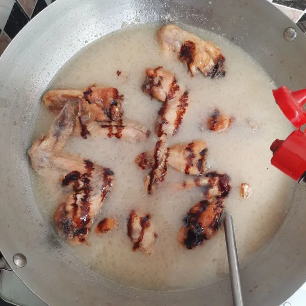 Masukkan kecap manis dan masak hingga air menyusut.