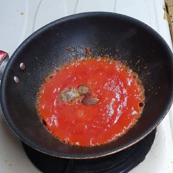 Beri gula merah, garam, lada bubuk.