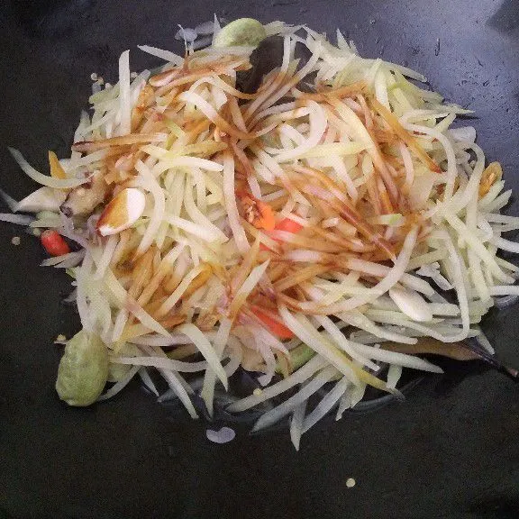 Tambahkan kecap manis.