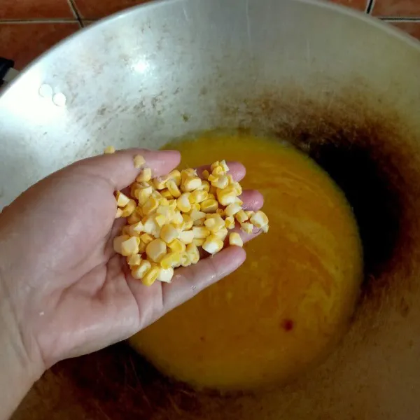 Masukkan biji jagung manis, masak selama 3 menit.