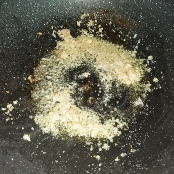 Haluskan bumbu dan tumis bumbu halus sampai harum dan matang.