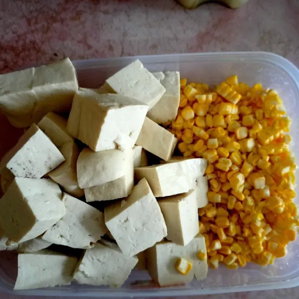 Potong dadu tahu dan iris jagung manis.
