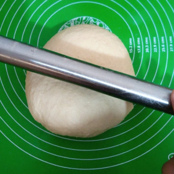 Bagi 2 adonan. Sementara larutkan cokelat bubuk dengan air.