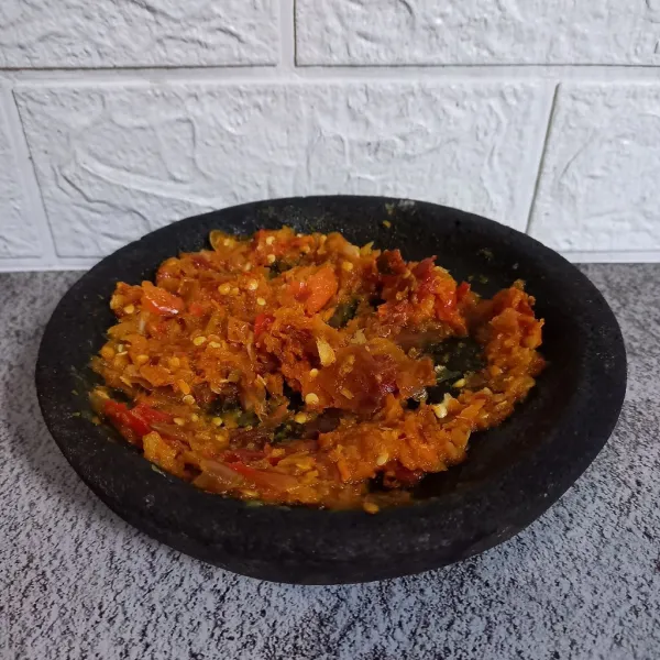 Haluskan semua bumbu rica-rica.