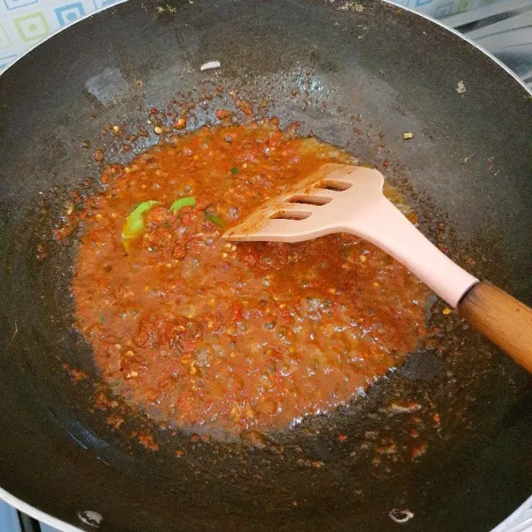Masukkan cabe halus & daun jeruk, masak sampe harum.