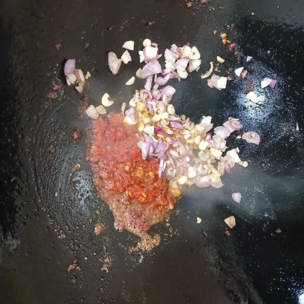 Panaskan minyak, tumis bawang merah dan bawang putih hingga layu dan wangi. Masukkan bumbu halus.