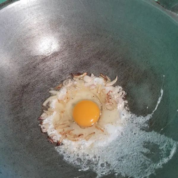 Masukkan telur lalu orak-arik.