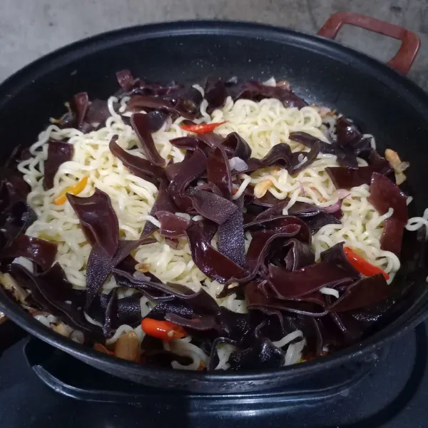 Masukkan air, mie, dan jamur kuping.