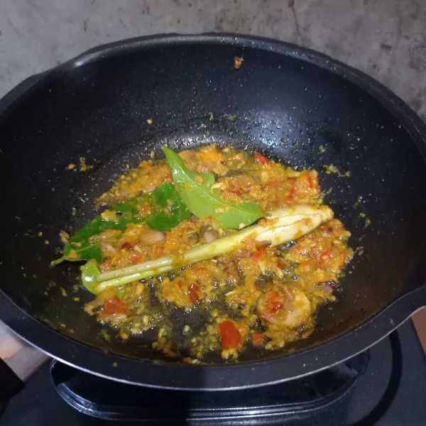 Tumis bumbu halus bersama lengkuas, serai, daun salam, dan daun jeruk.