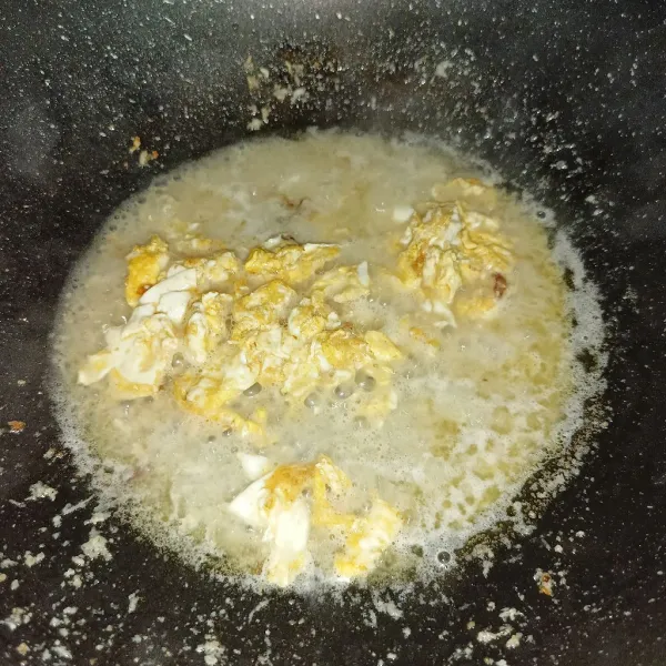 Setelah mendidih masukkan telur orak-arik.