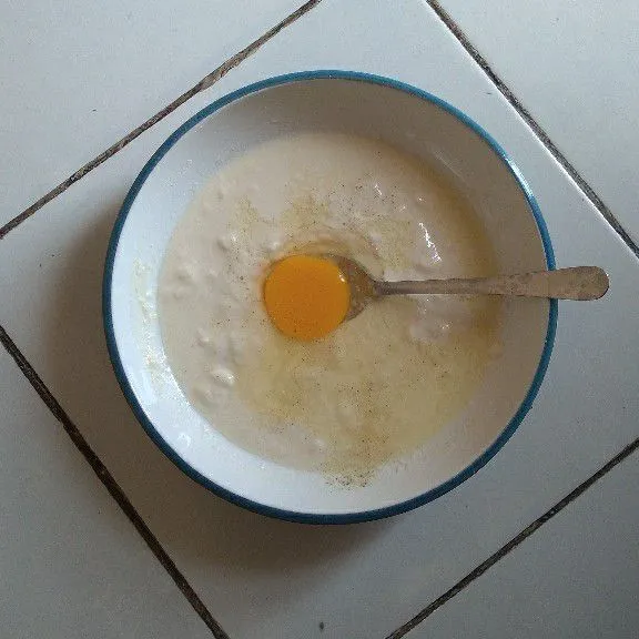 Tambahkan telur ayam, garam, kaldu dan lada bubuk.