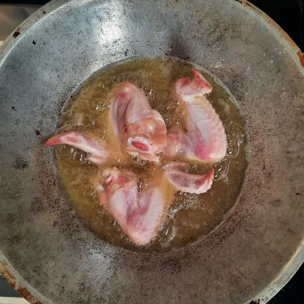 Goreng setengah matang sayap ayam, tiriskan.