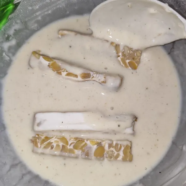 Kemudian balur tempe dengan adonan tepung basah.