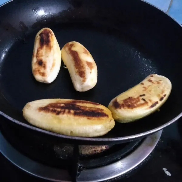 Bakar di teflon sampai kedua sisi matang, ada efek coklat hitam seperti khas pisang bakar.