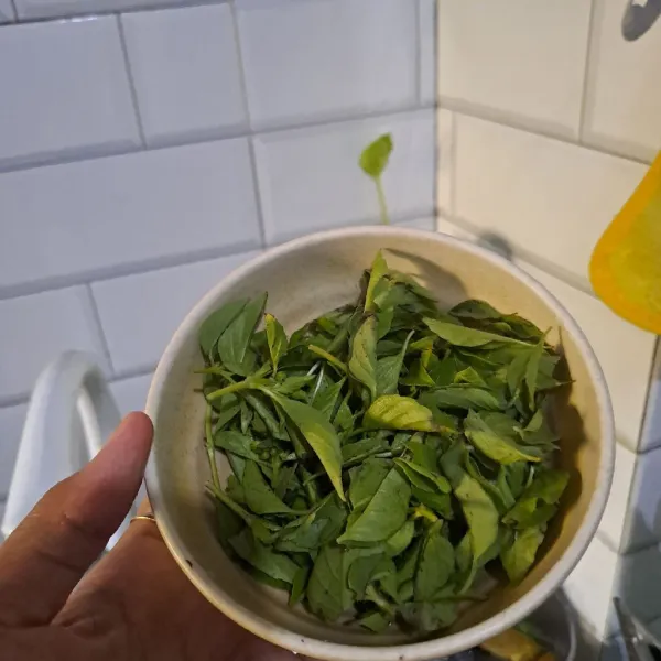 Petiki daun kemangi cuci tiriskan.