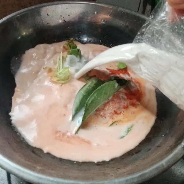 Kemudian masukan santan masak dan aduk perlahan hingga mendidih.