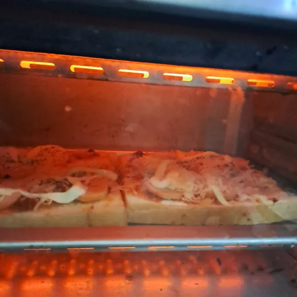 Panggang selama 10 menit lalu pizza roti tawar siap disajikan.