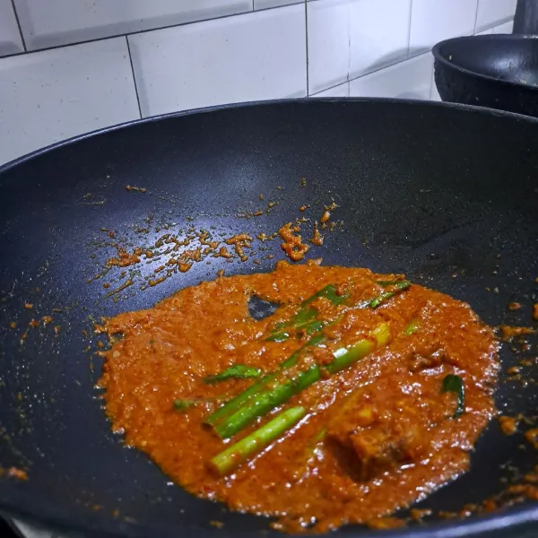 Tumis bumbu halus sampai harum masukan daun salam, daun jeruk, lengkuas, dan sereh aduk rata.