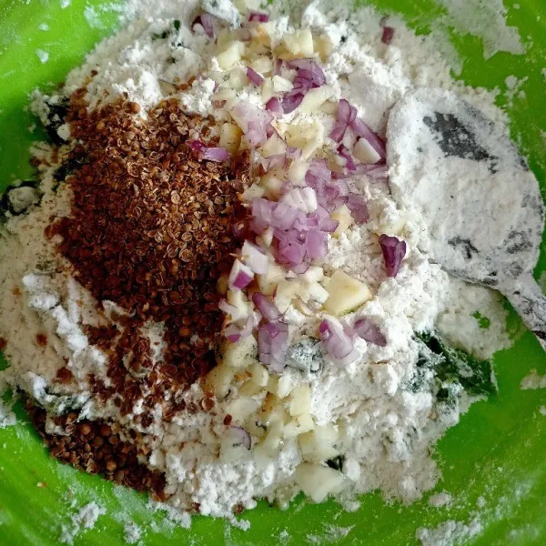 Tambahkan irisan bawang merah, bawang putih, dan ketumbar.